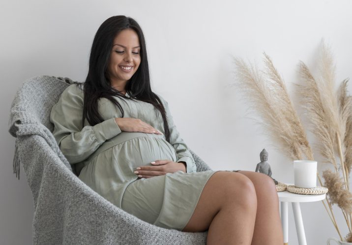 medium-shot-pregnant-woman-chair
